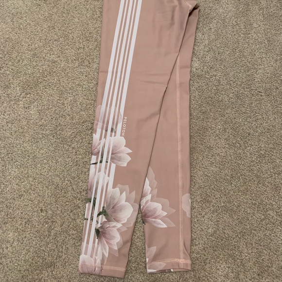 Peloton 🦄 Mauve Striped Floral Leggings - Picture 2 of 3